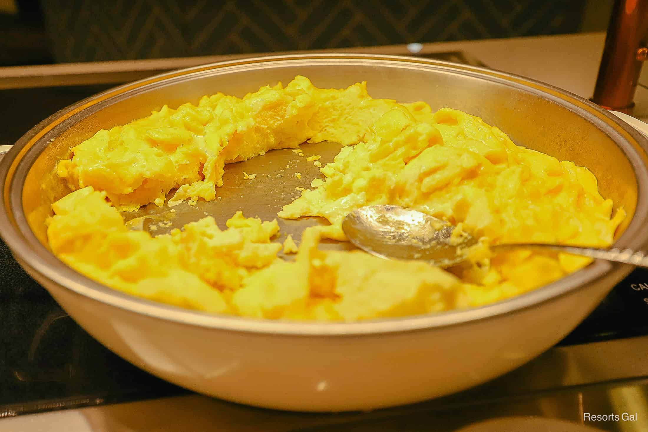 scrambled eggs at 1900 Park Fare breakfast buffet