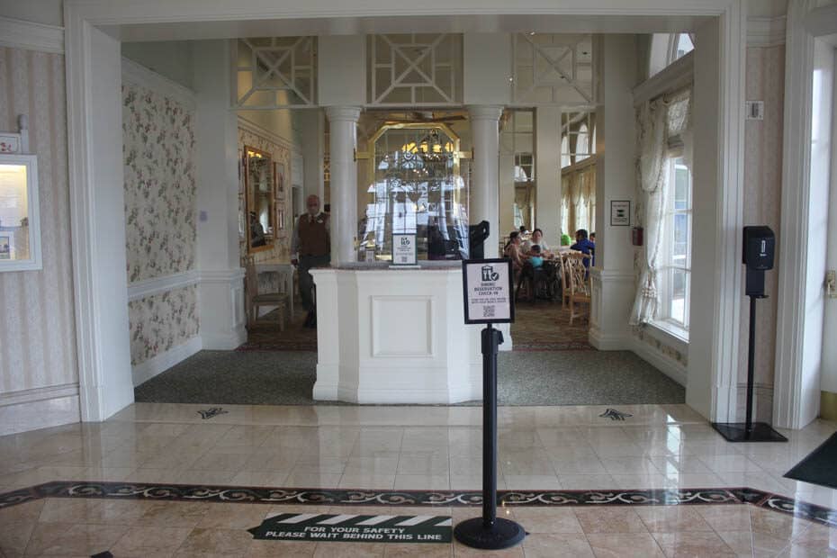 Using mobile check in at Grand Floridian Cafe
