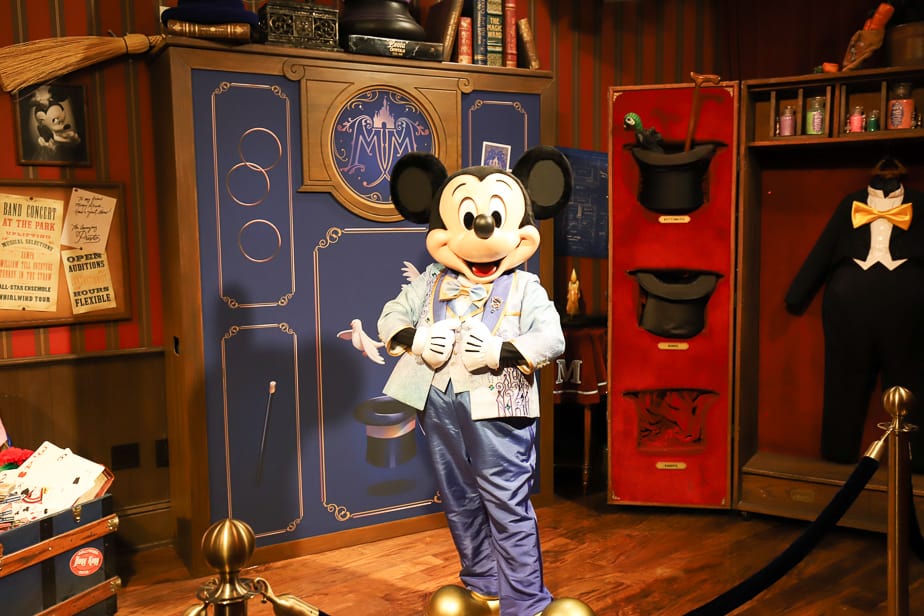 Meet Mickey Mouse at Magic Kingdom (50th Anniversary Outfit) – Resorts Gal