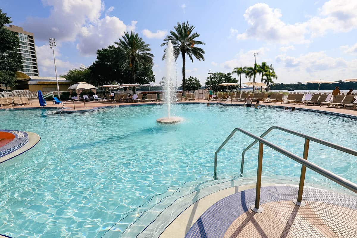 a fountain in the center of the pool 