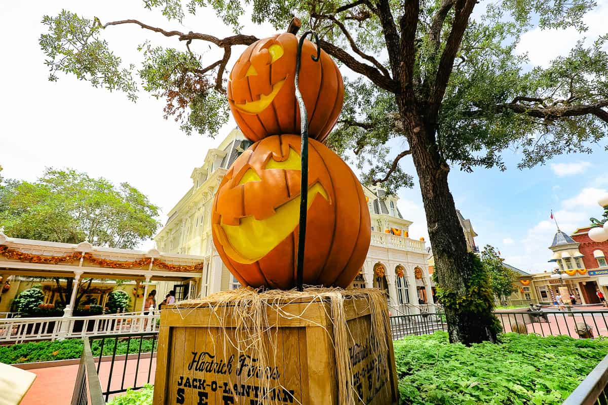 90+ Photos of the Halloween Decorations at Walt Disney World (2022)