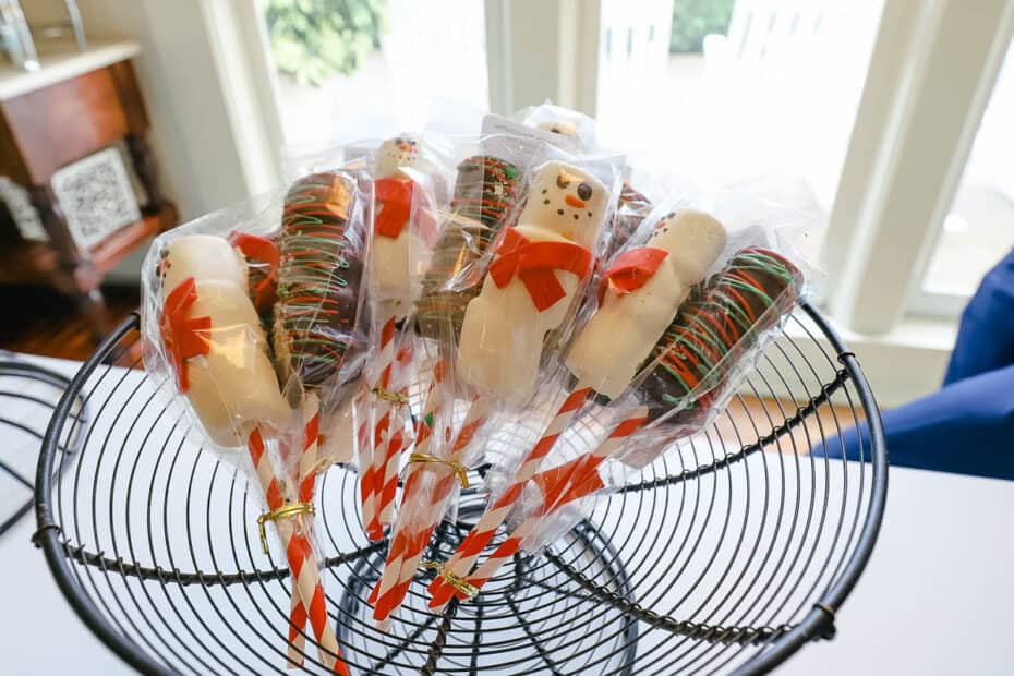 BeachClubGingerbreadCarousel2022 04