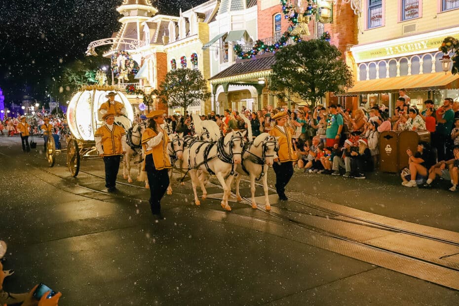 MickeysOnceUponaChristmasParade 094