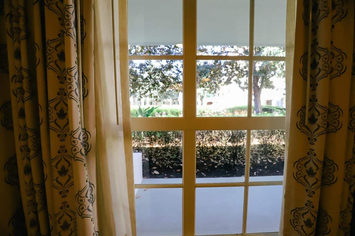 portorleansriversideroom 14