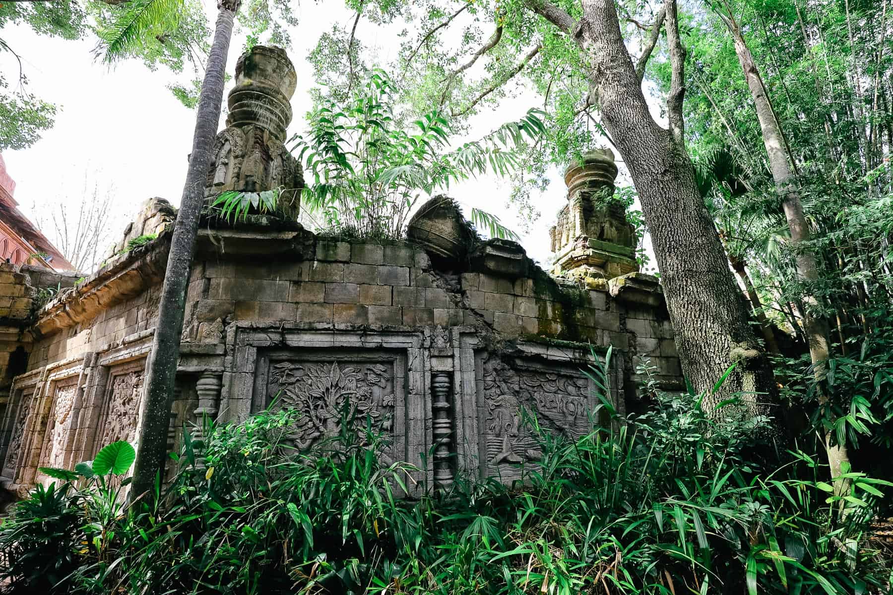ancient ruins theming on the Maharajah Jungle Trek