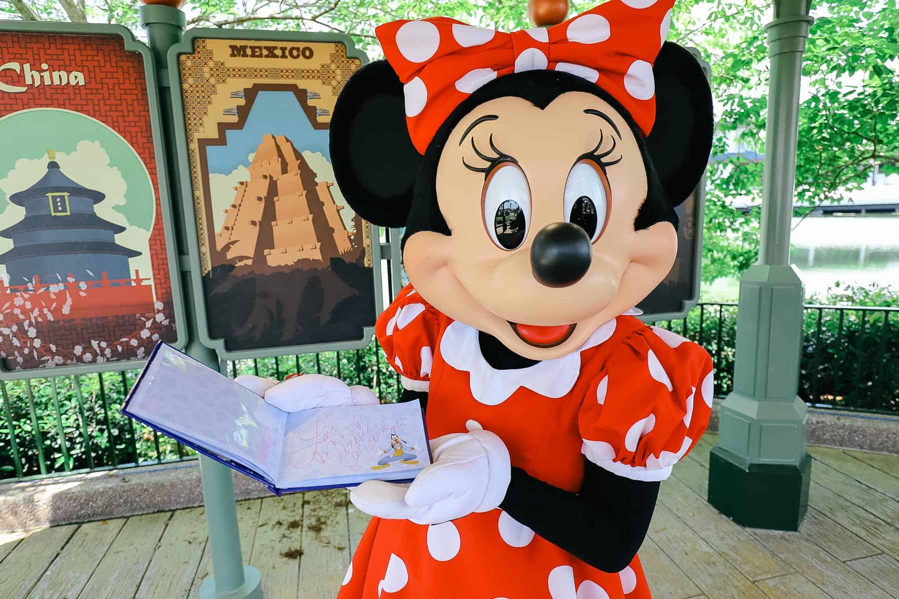 Minnie Mouse and her autograph