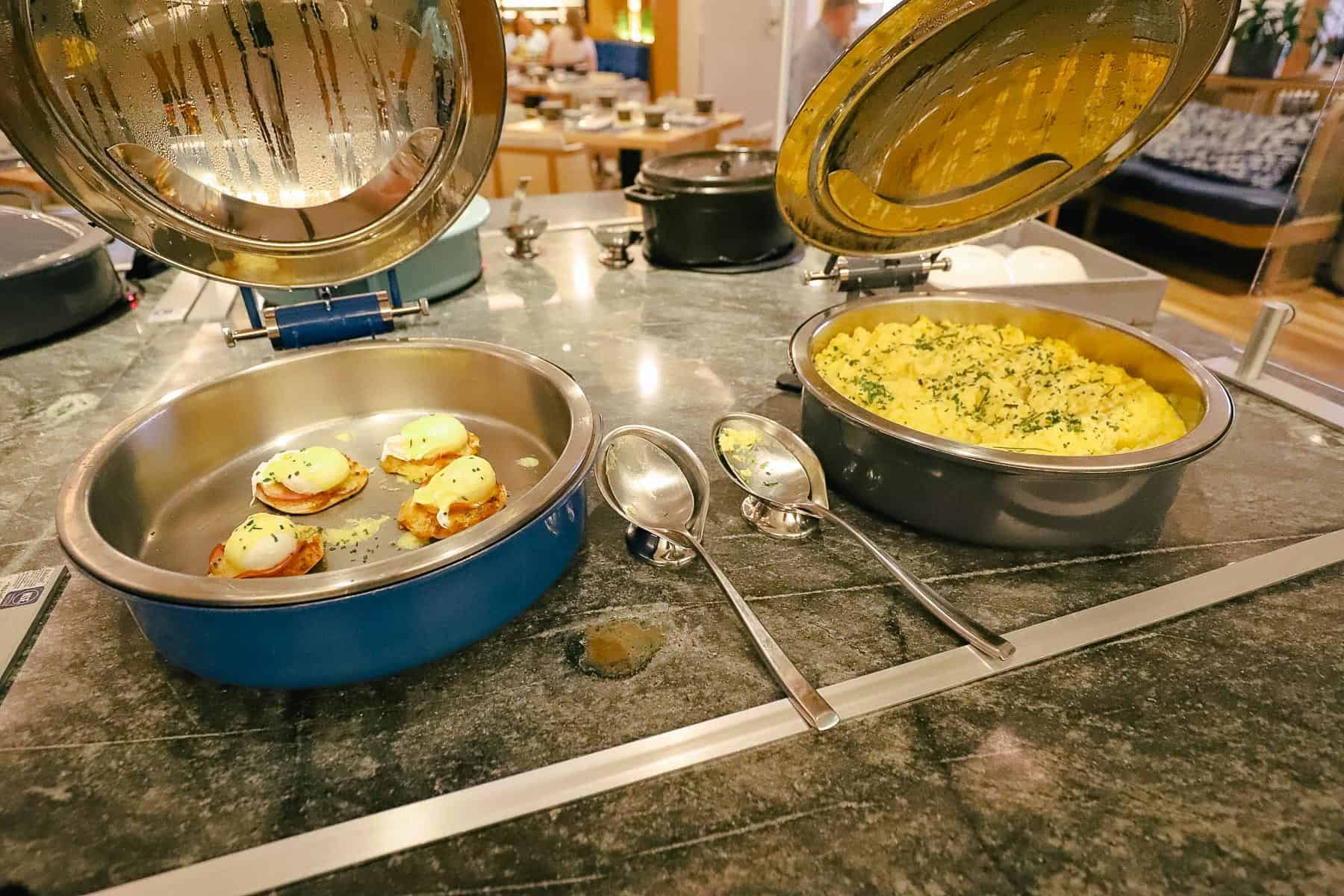 Scrambled eggs and Eggs Benedict on Amare breakfast buffet