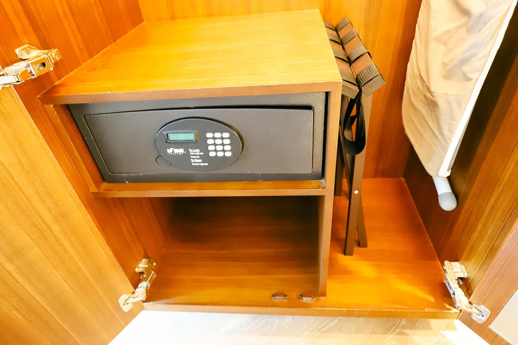 in-room safe, luggage rack 