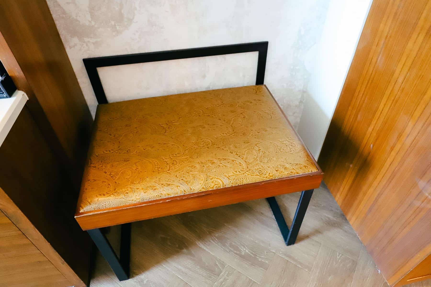bench for changing shoes 