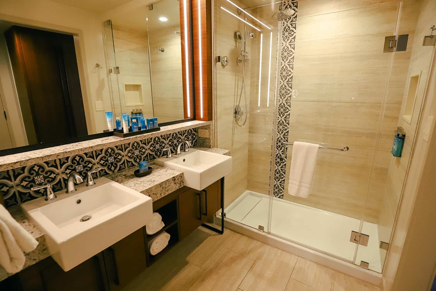 Gran Destino Bath with walk-in shower 