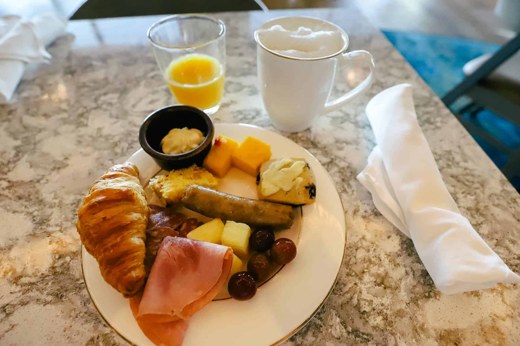 An example of a plate prepared at breakfast in the Chronos Club. 