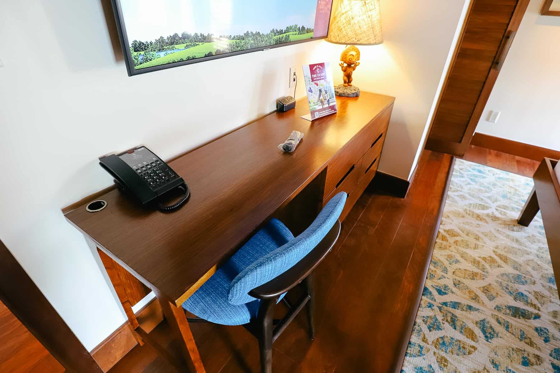 desk with chair 
