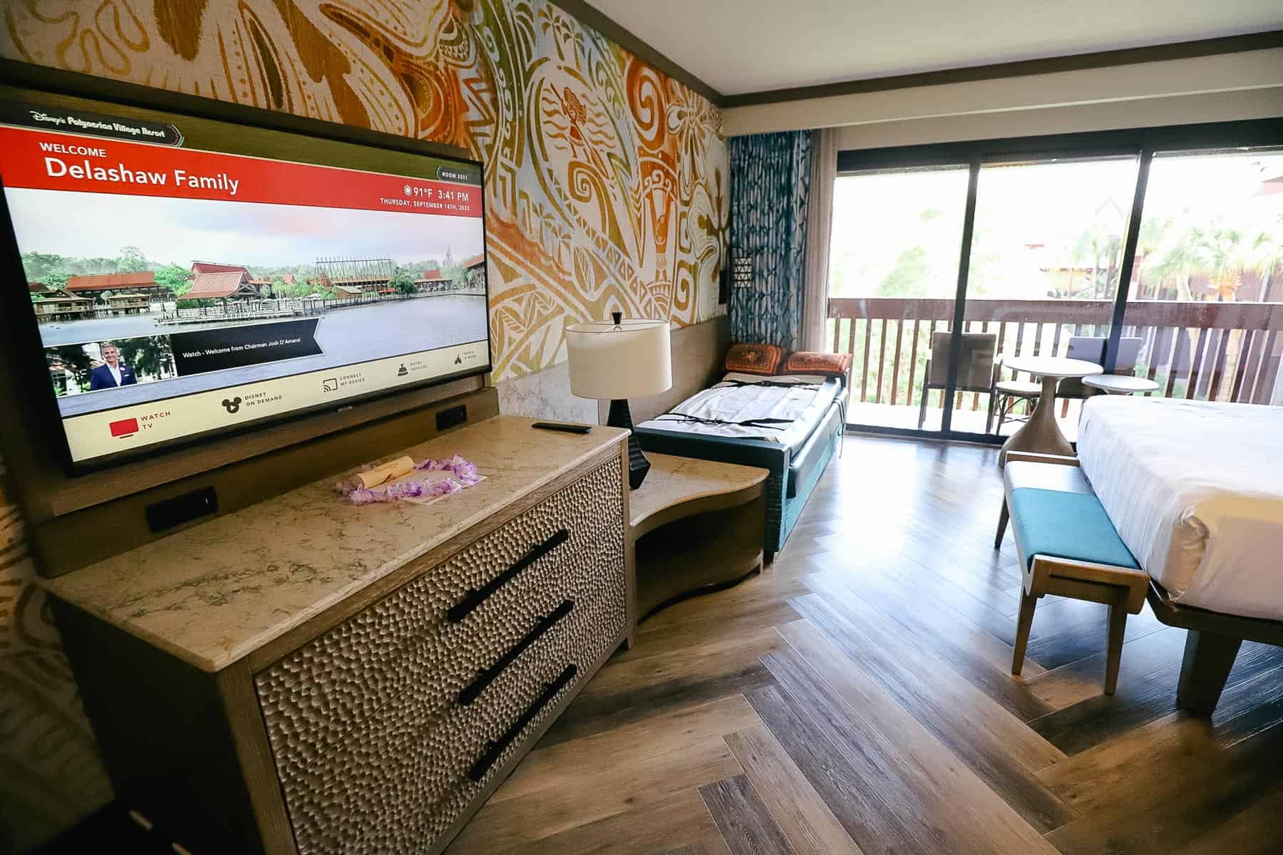 place to store luggage underneath the bed 