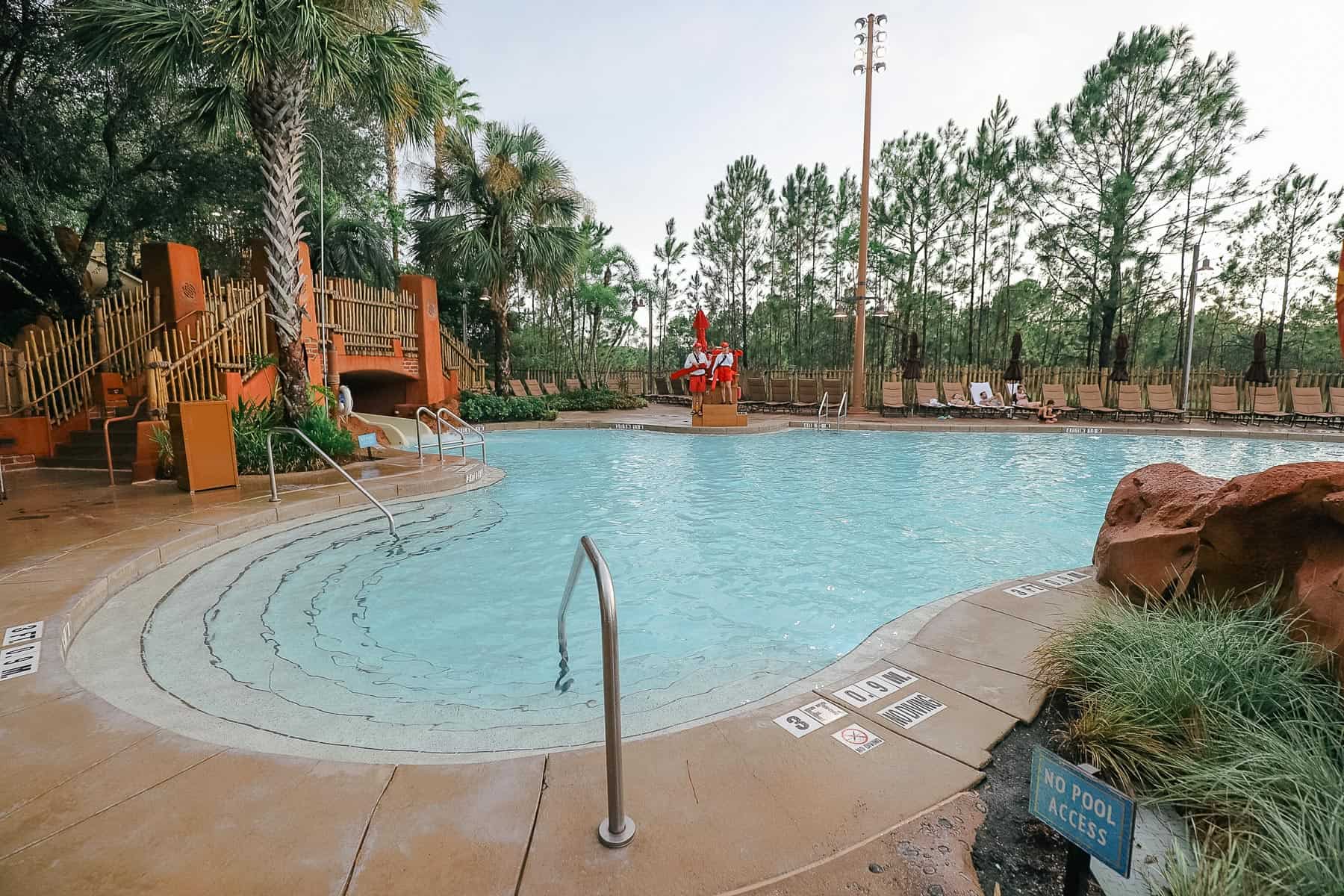 steps leading into the pool 