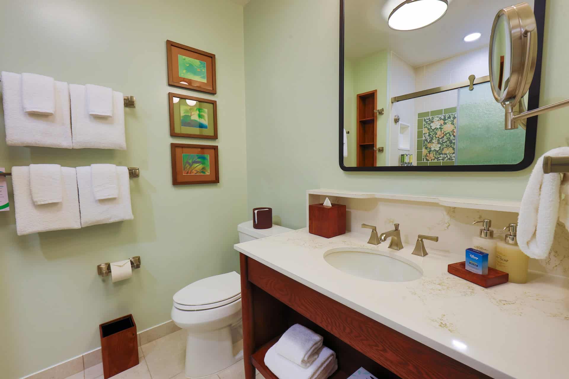 the guest bathroom in Treehouse Villa