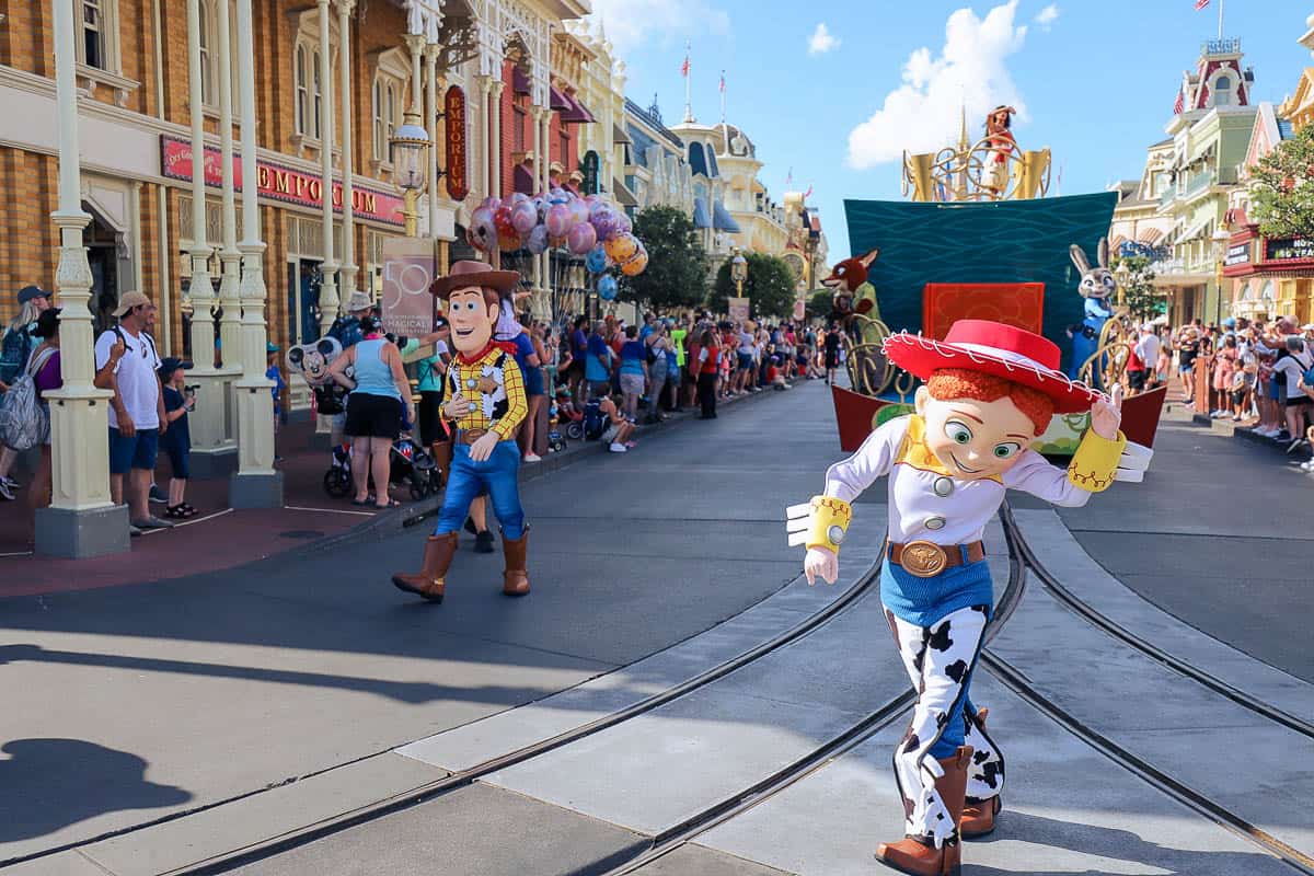 Jesse tips her hat to guests in the cavalcade. 