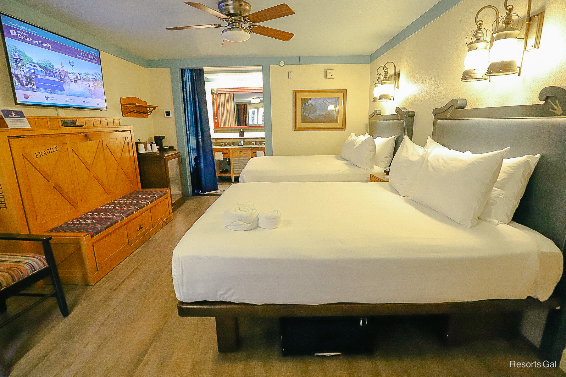 a standard room with a fifth sleeper and two queen beds in Alligator Bayou 