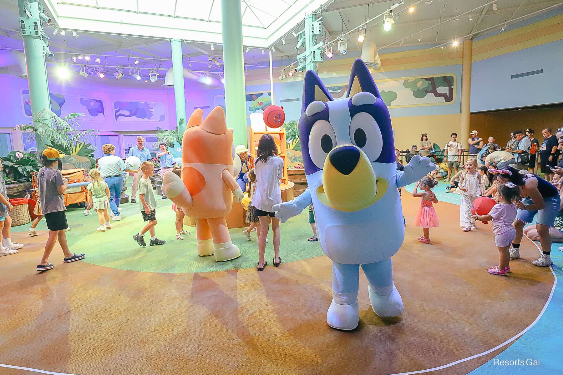 Bluey playing Keepy Uppy with Bingo 