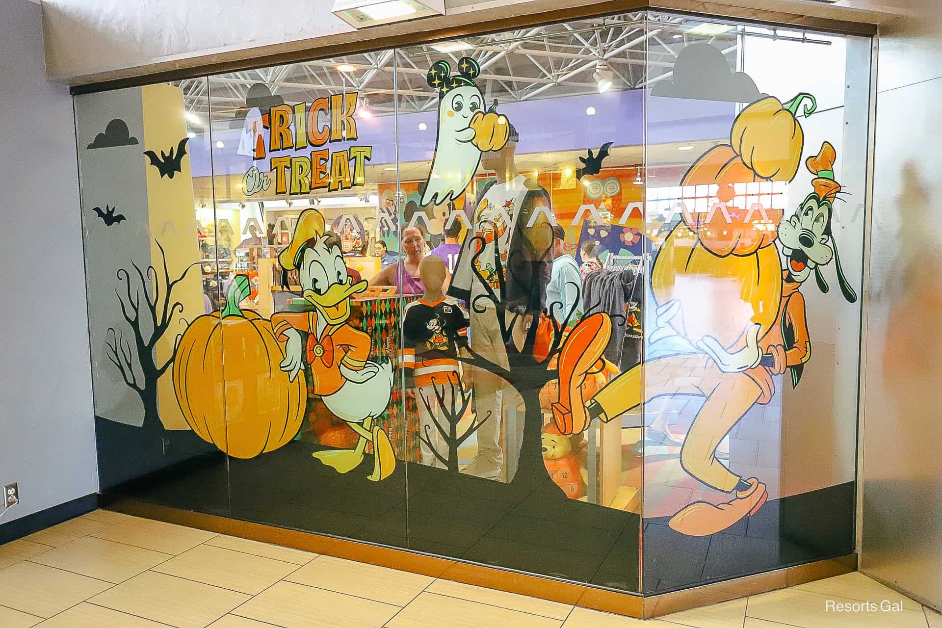 The opposite window features Donald Duck and Goofy in the pumpkin patch.
