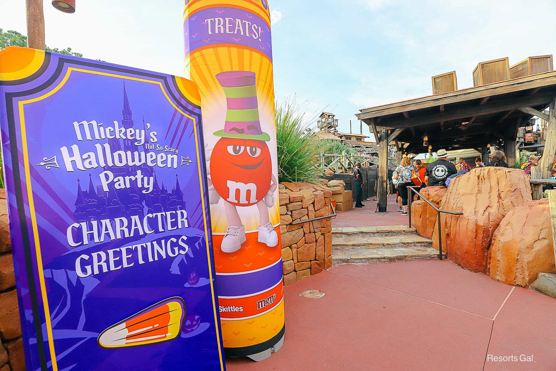 a sign indicating the way to the Halloween Party meet-and-greet for Chip 'n' Dale 