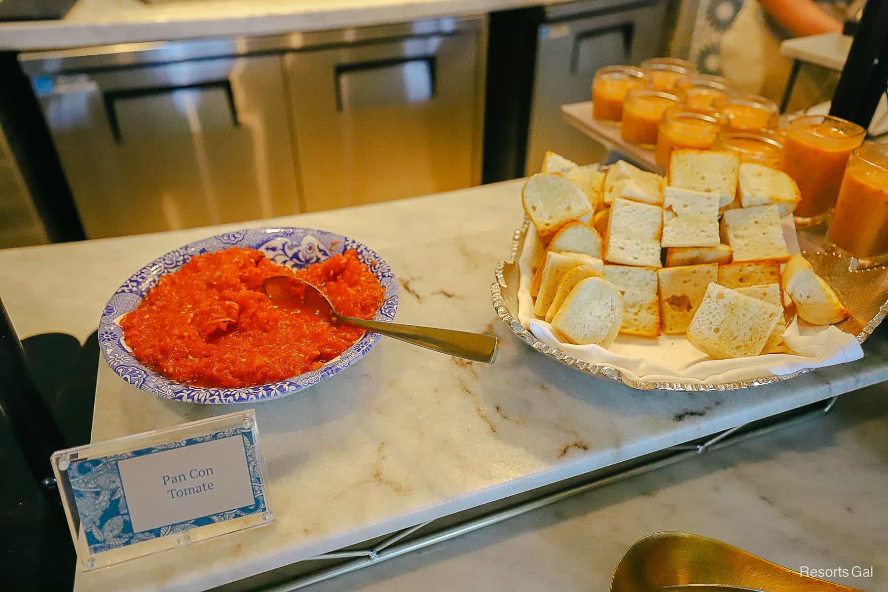 pan con tomate with small slices of bread