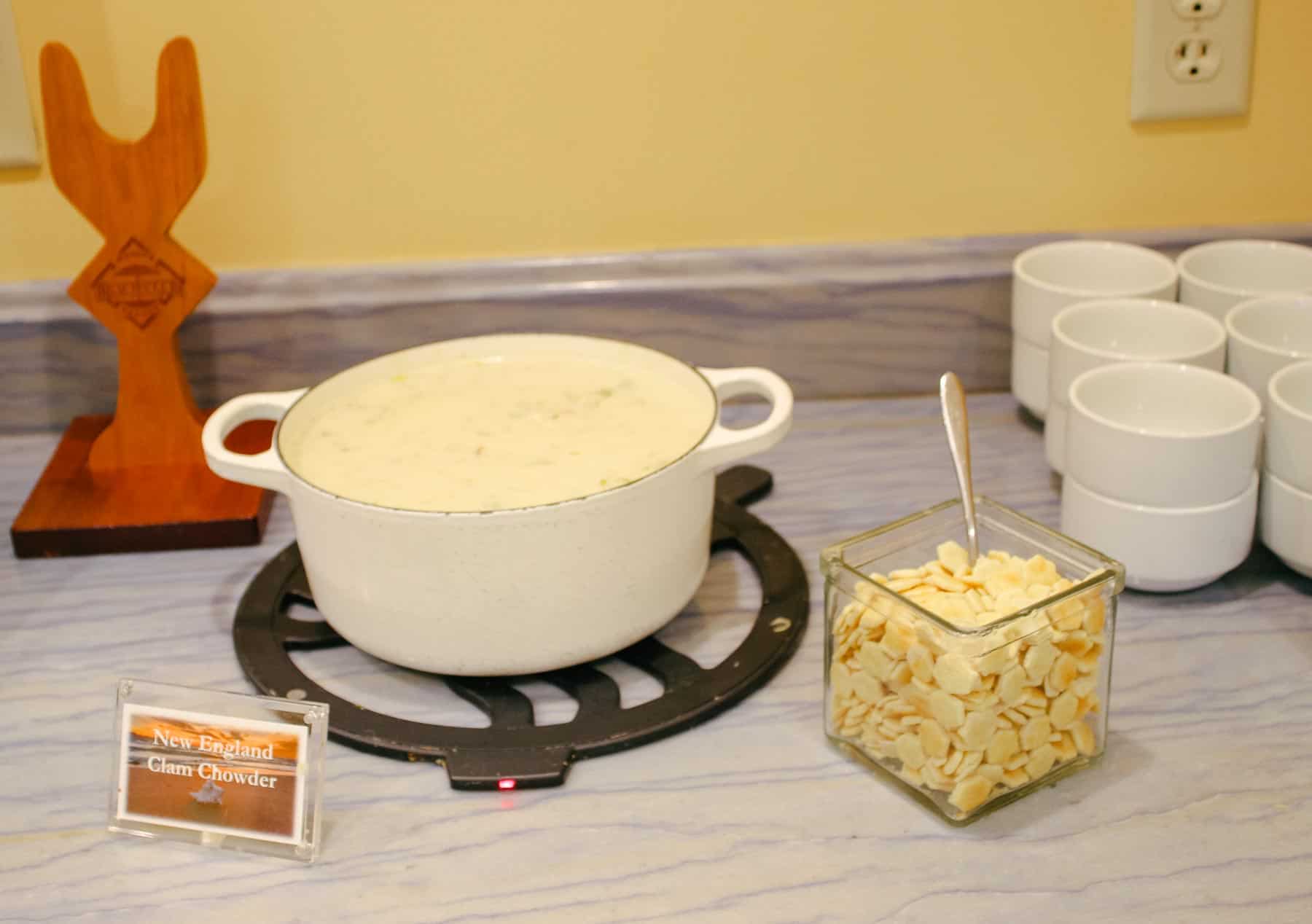 a bowl of New England clam chowder with small crackers 