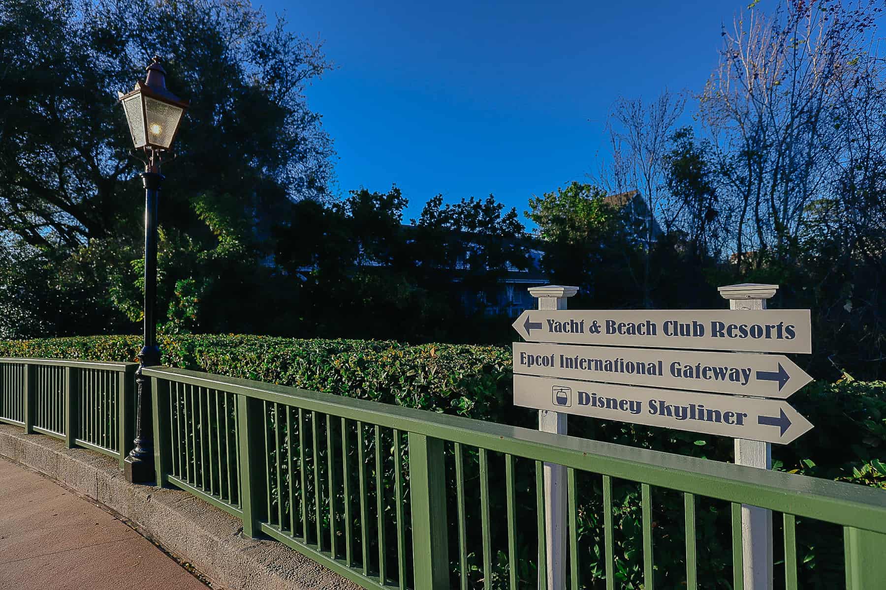 a directional that points toward Crescent Lake, the resorts, Epcot, and the Skyliner 