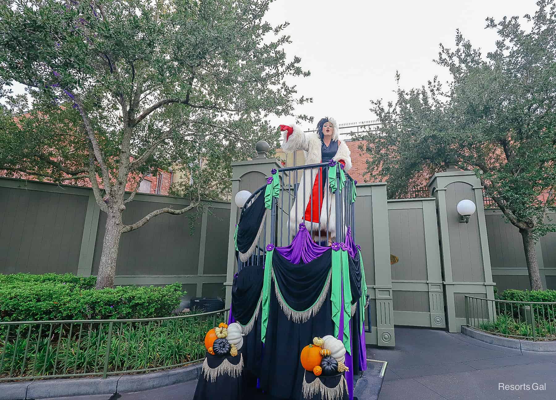 Cruella points at guests. 