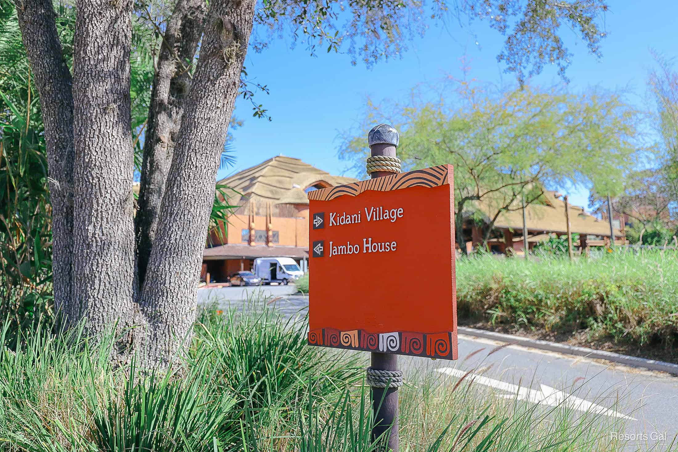 Kidani Village and Jambo House directional with arrows pointing in opposite direction 