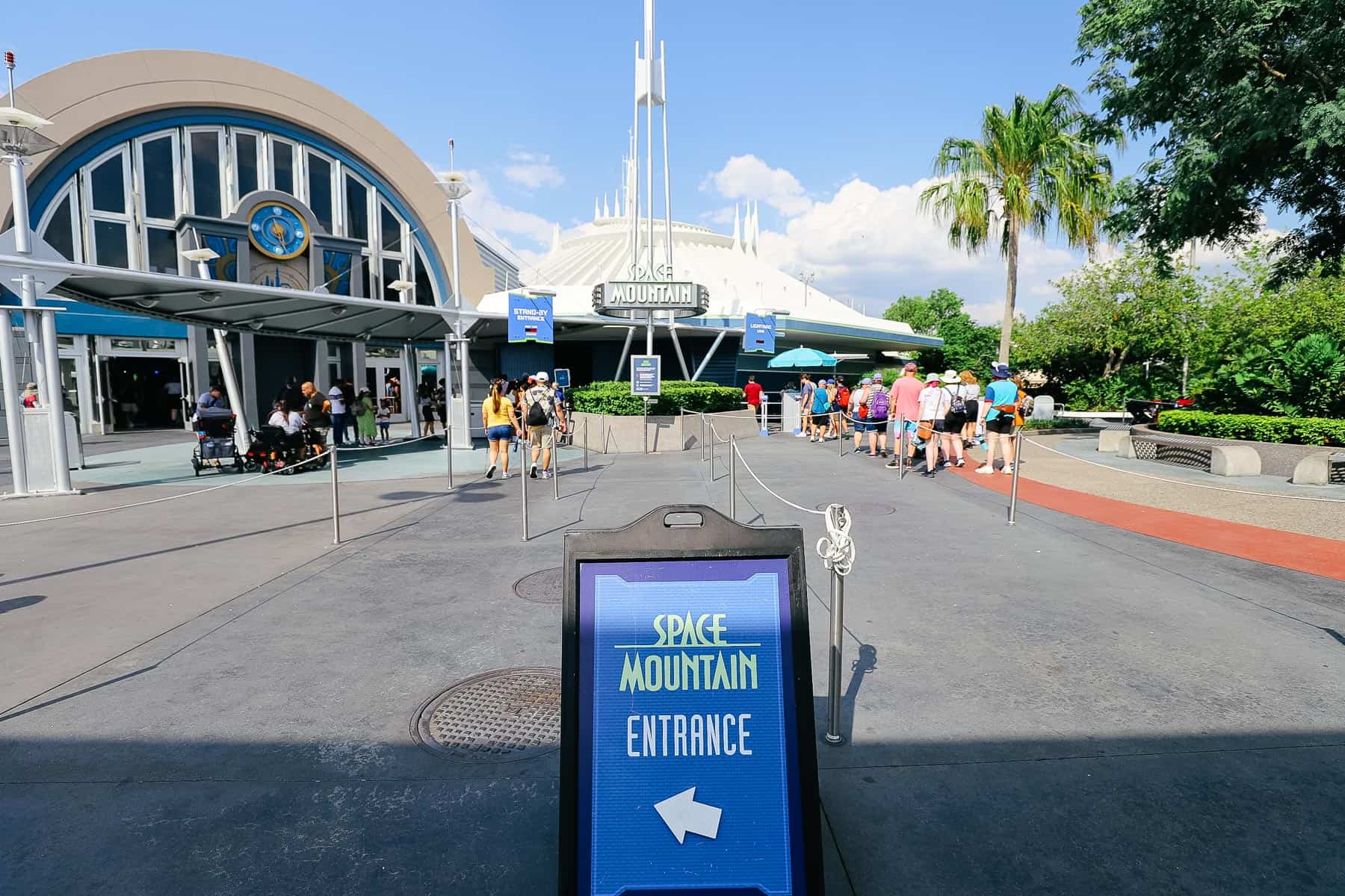 A directional pointing to the standby entrance for Space Mountain. 