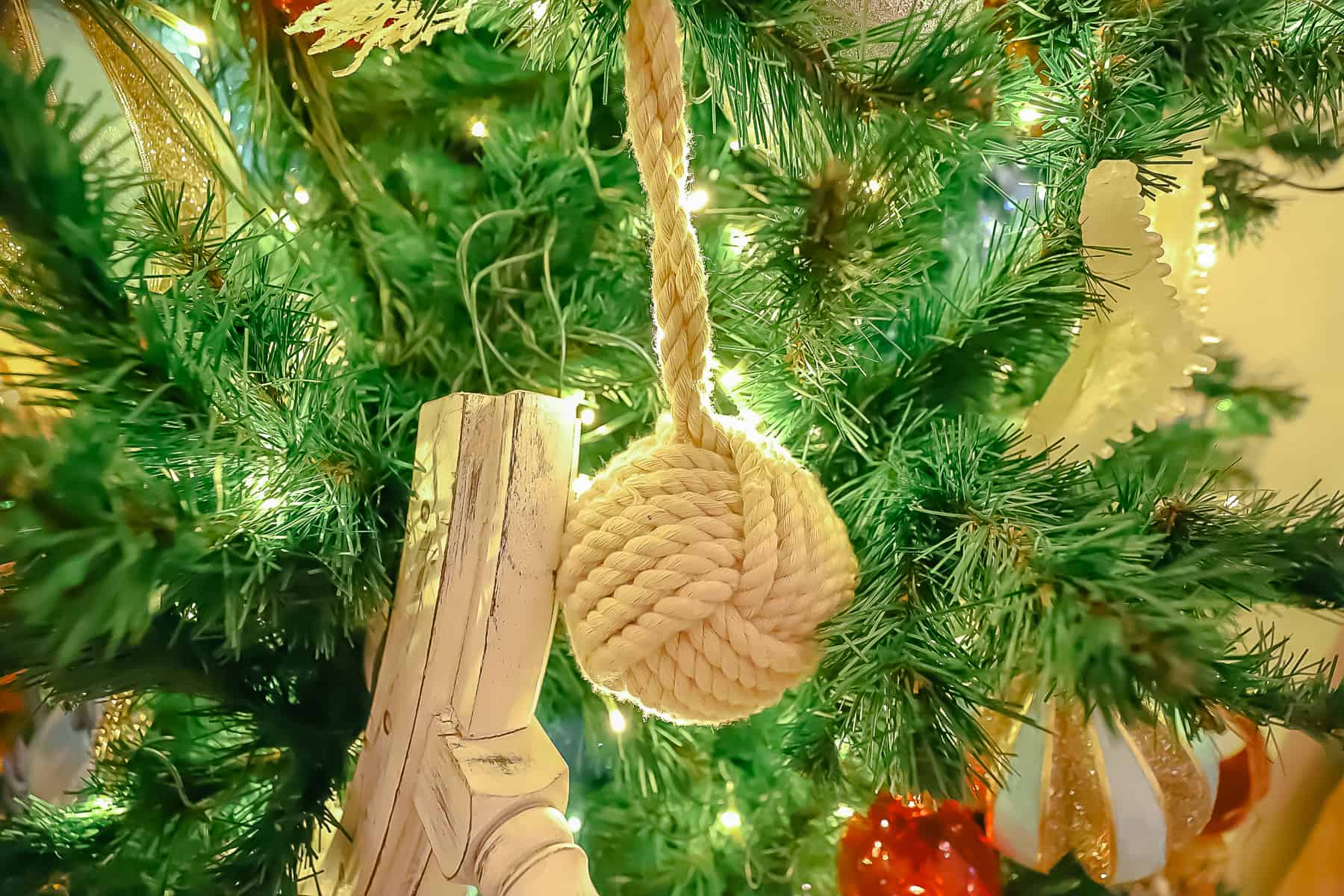Christmas tree ornaments: a rope ball 