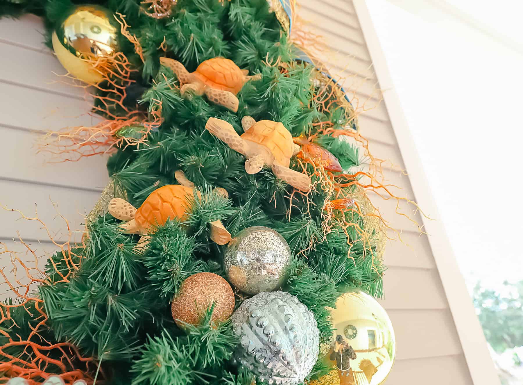 turtle on a Christmas wreath 