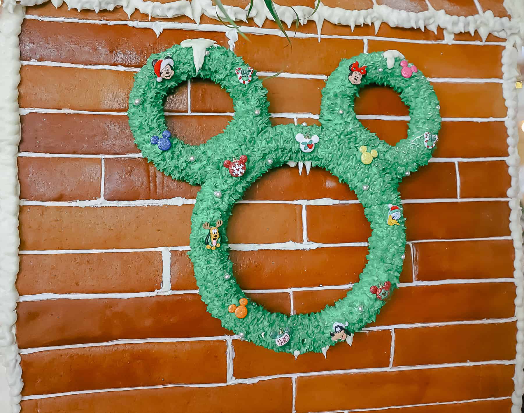 Christmas wreath made from icing on the side of the gingerbread house. 