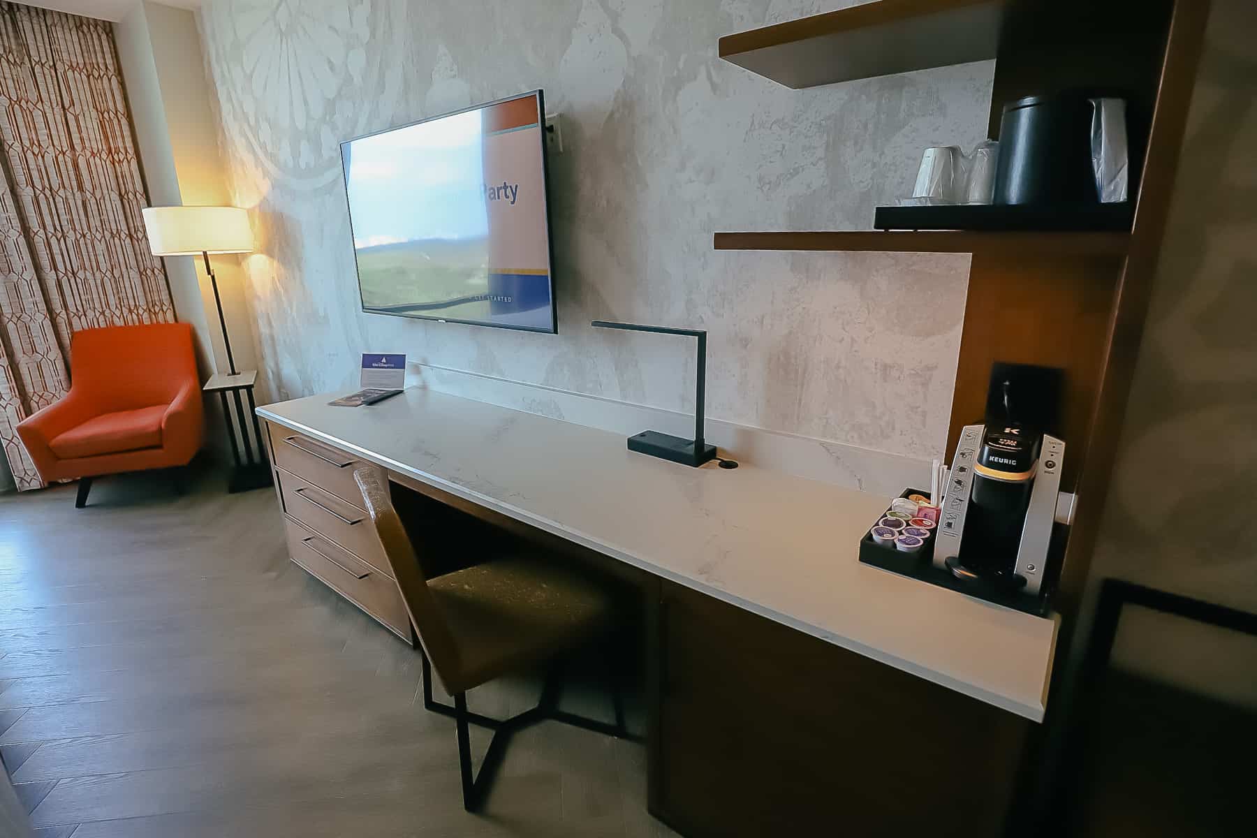 Desk area in Gran Destino Tower room 