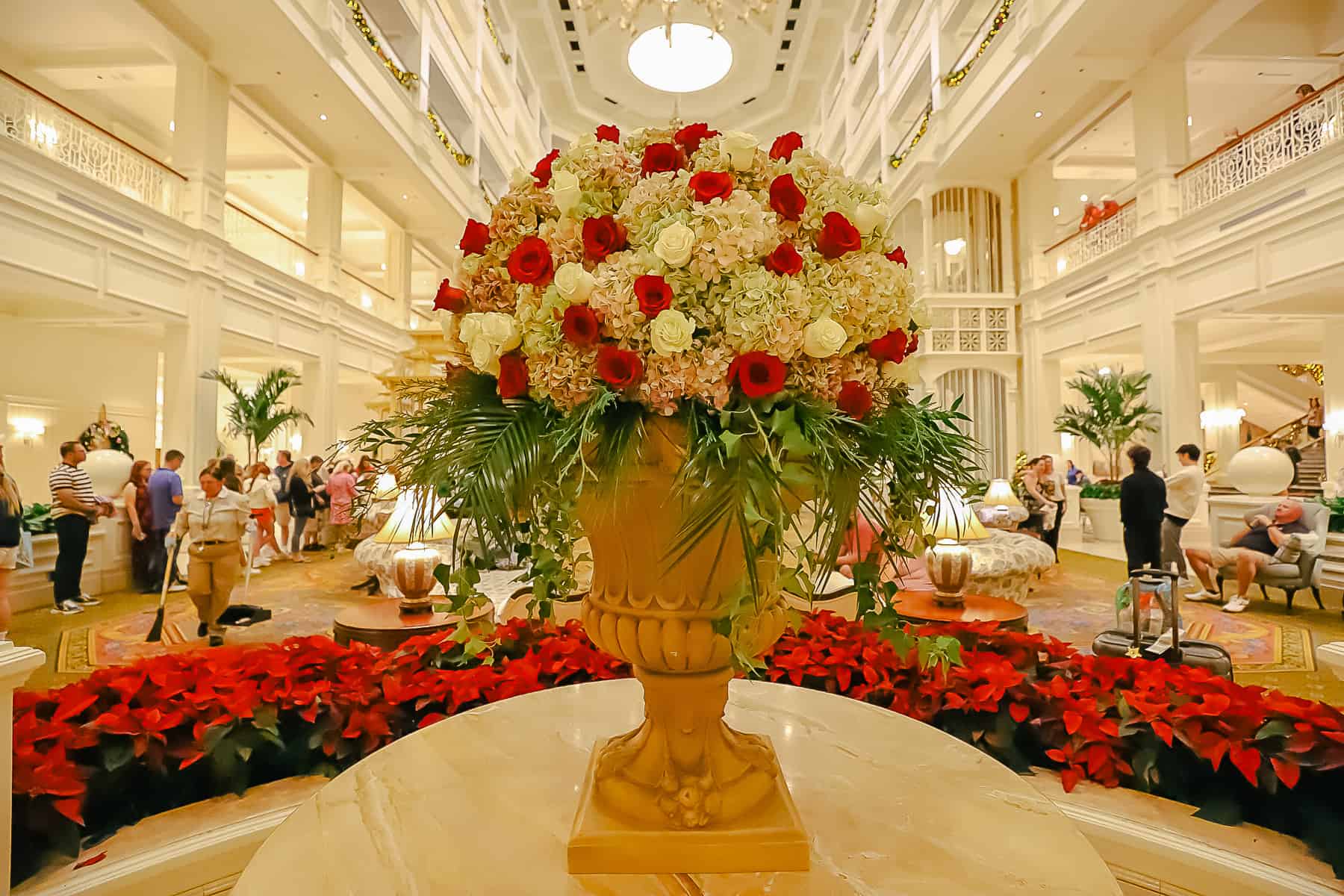 Roses centered on the table of Disney's Grand Floridian with Christmas colors. 