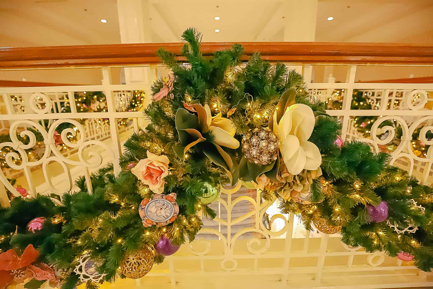 An up close look at the garland and how it's decorated. 