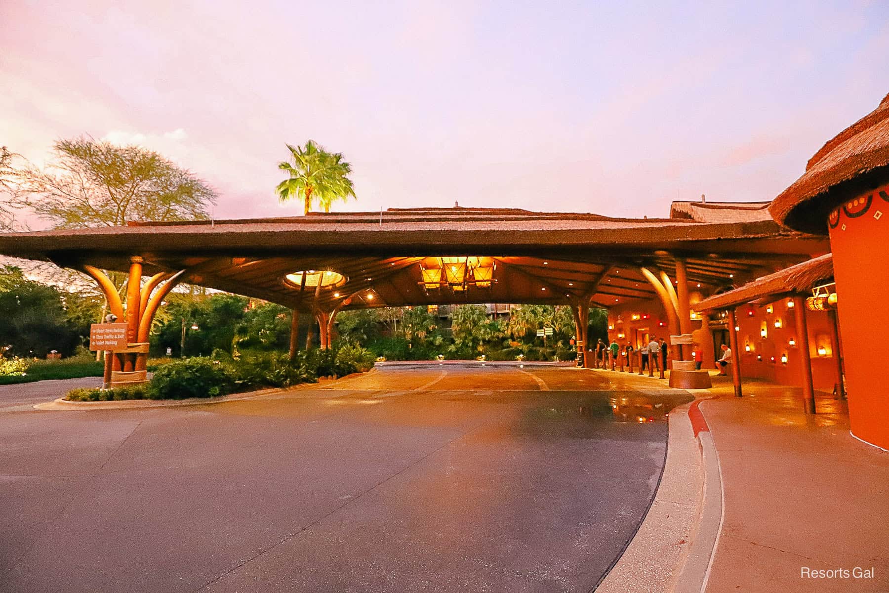 the covered area outside the entrance to the lobby at Kidani Village 