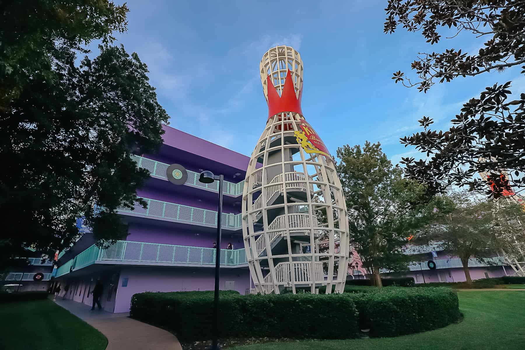 bowling pin staircase wrap in the fifties of Pop Century 