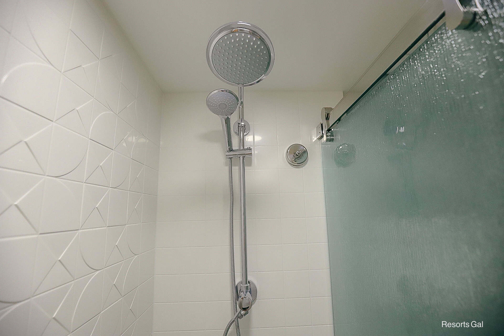 Pop Century rainfall type showerhead in bath