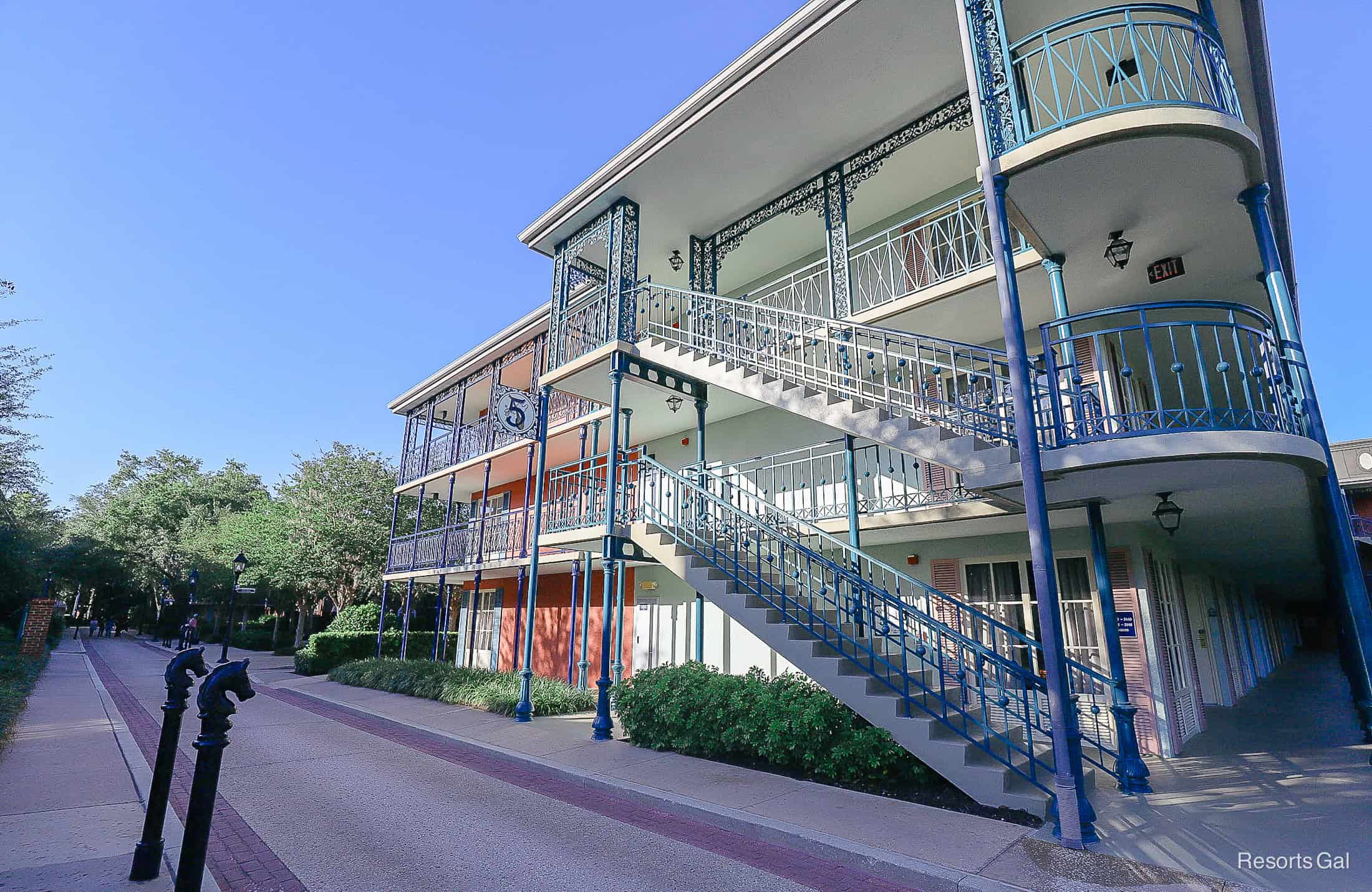 building five at Port Orleans French Quarter with rounded staircases on the end of the building 