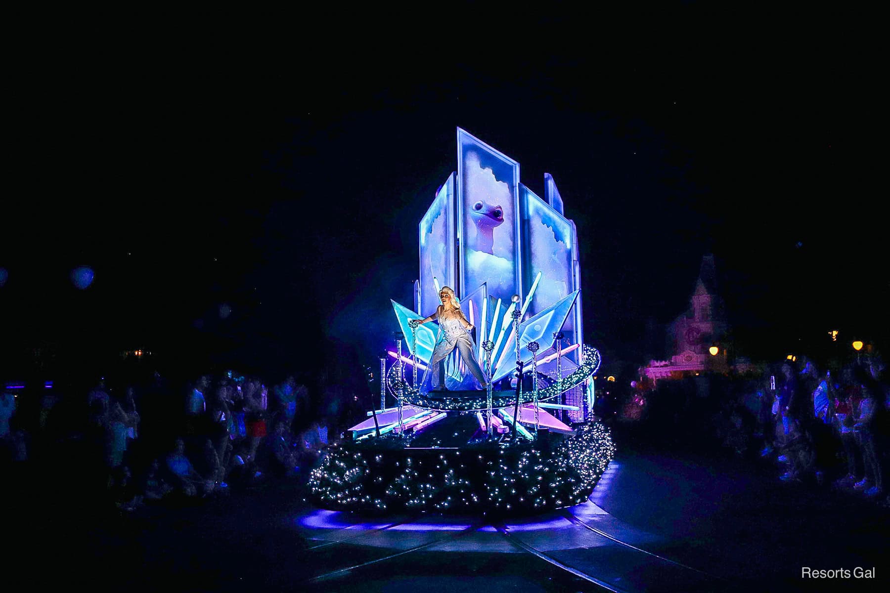 Elsa on a float in Disney Starlight: Dream the Night Away 