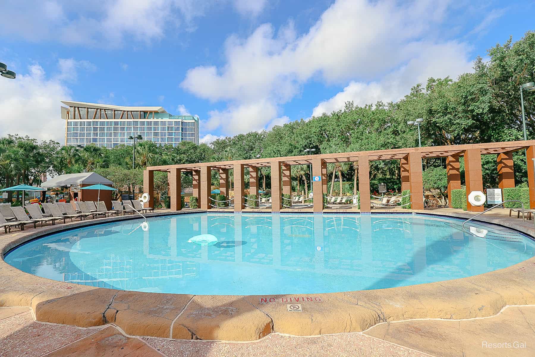 brown columns and a shallow circular pool on the Dolphin Hotel side 