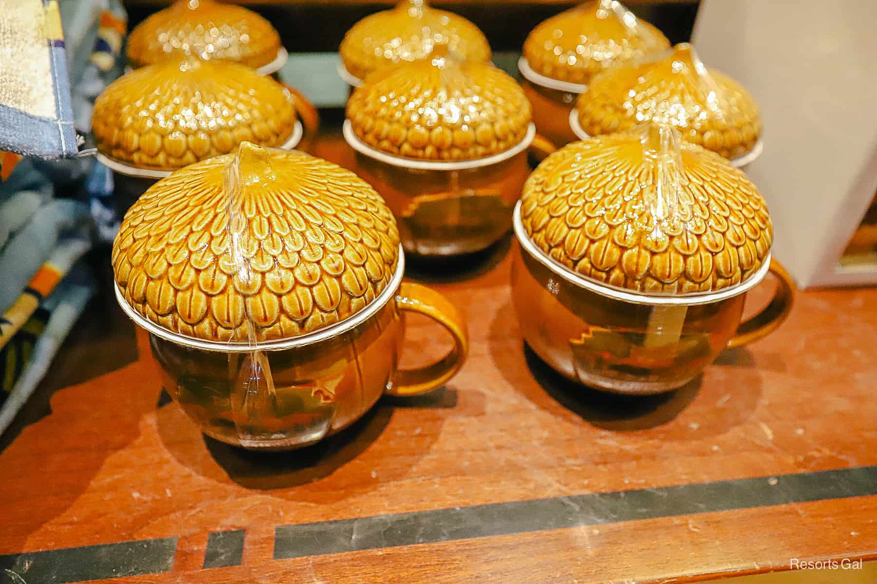 acorn shaped mugs with lids that look like the top of an acorn 
