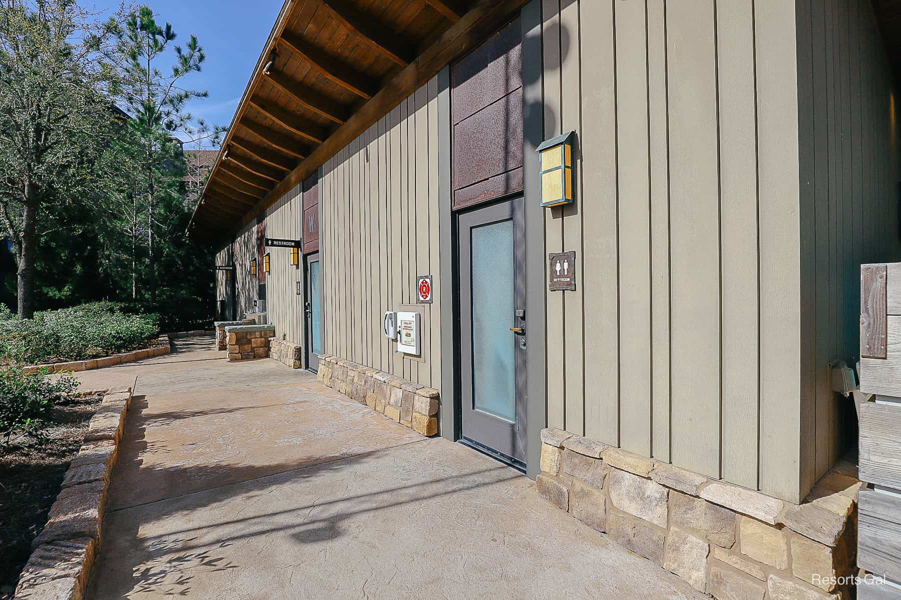 the entrance to lockers and changing areas at the Boulder Ridge Cove Pool 