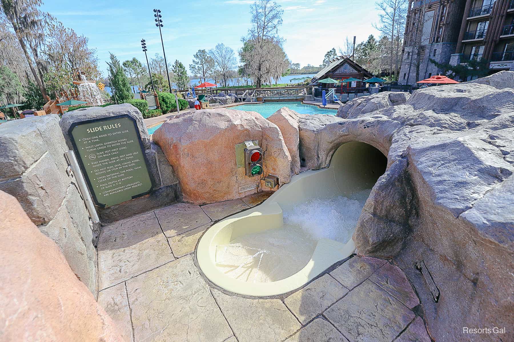the entrance to the water slide with red and green traffic signals 