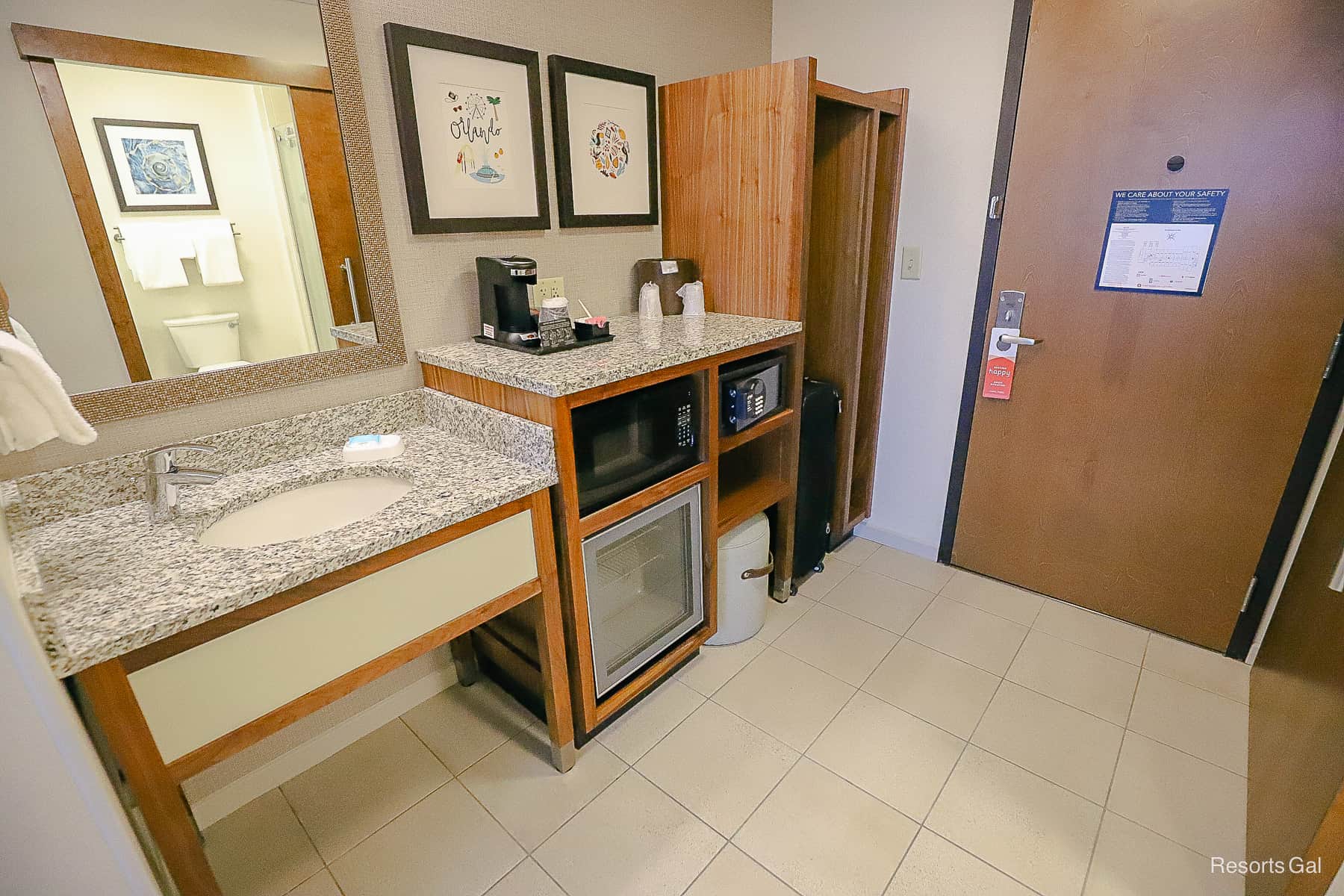 Amenities are located in the room's foyer. 