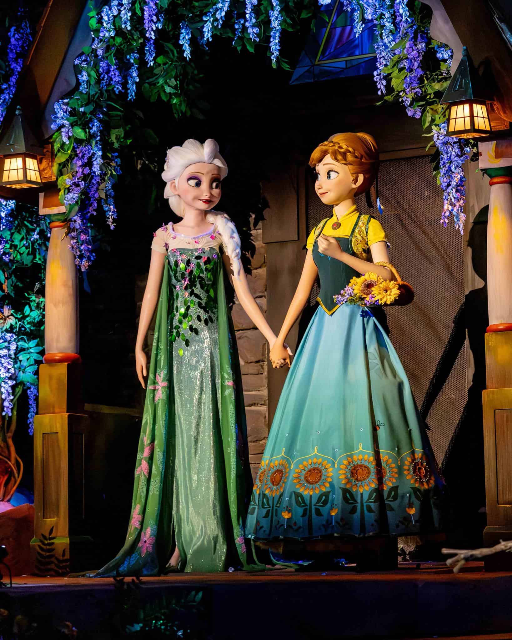 new image of Elsa and Anna holding hands with new Audio-Animatronics faces 