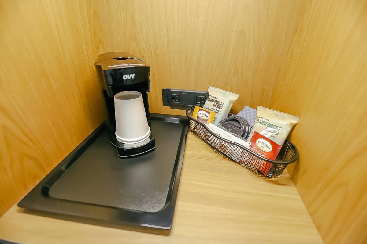 coffee maker individual cup with accompaniments 