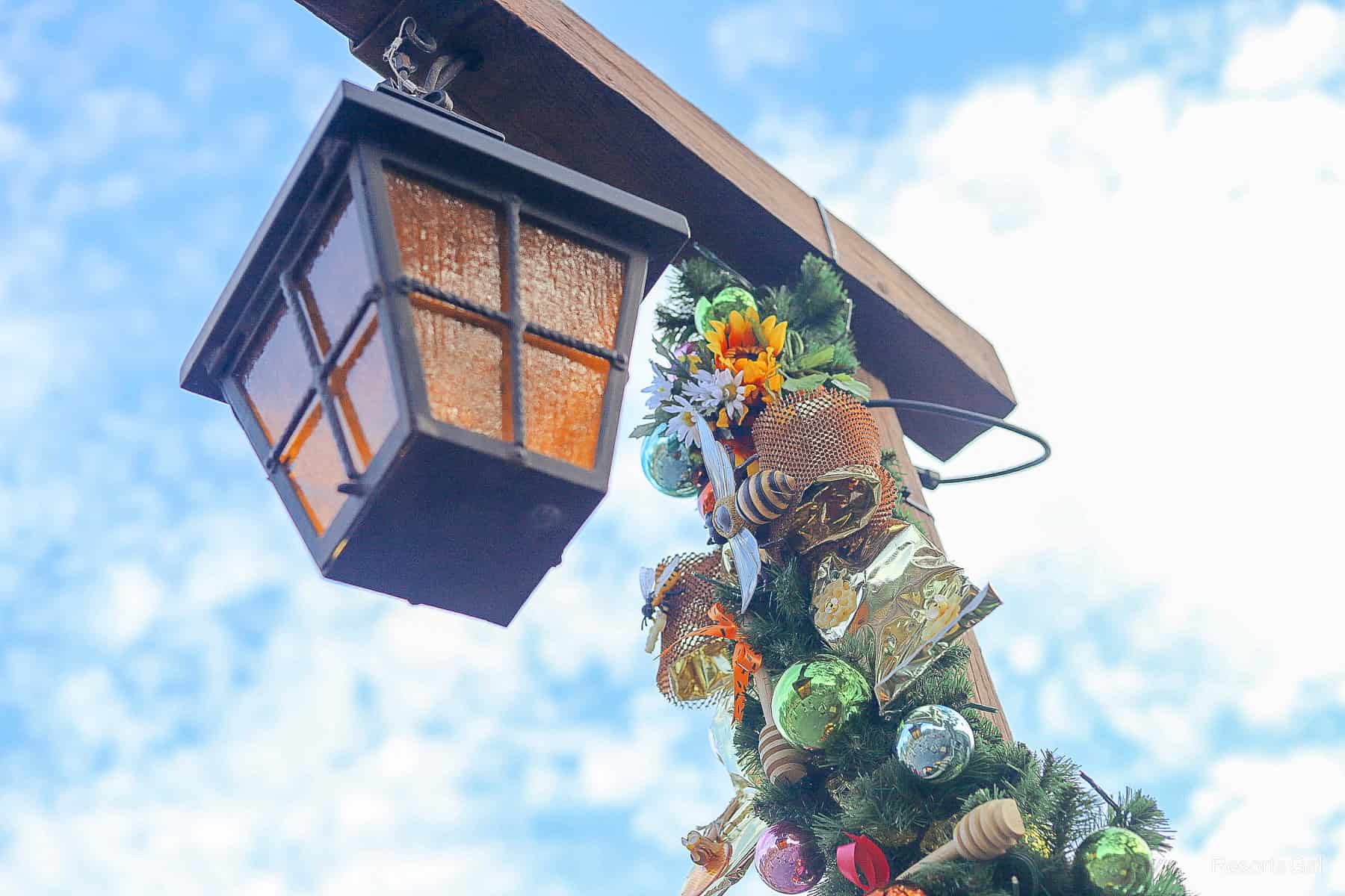 a lamp post with honey, bees, and Tigger ribbon in Fantasyland 