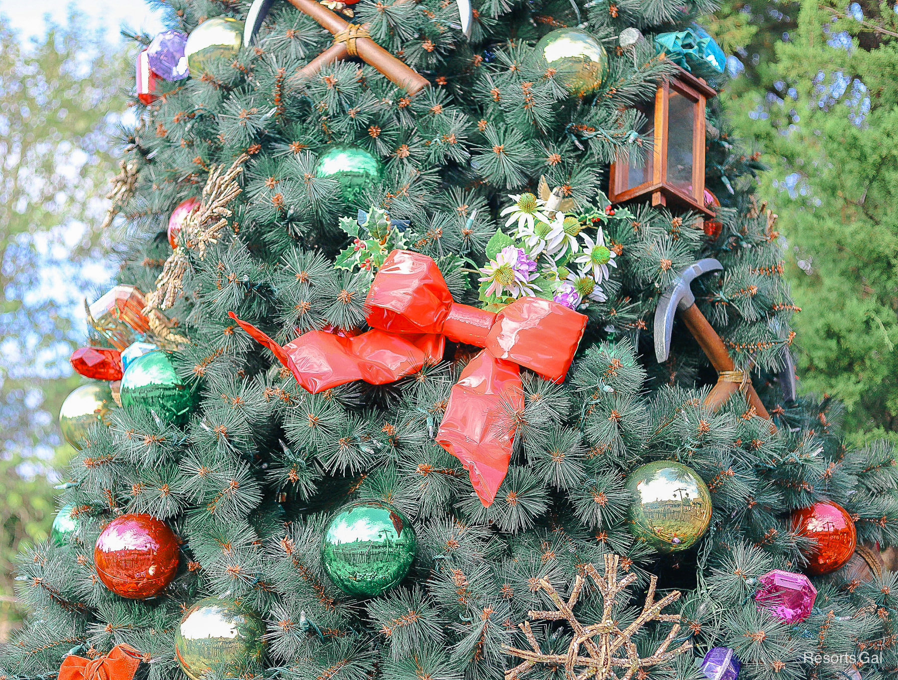 a vibrant red bow on the tree 